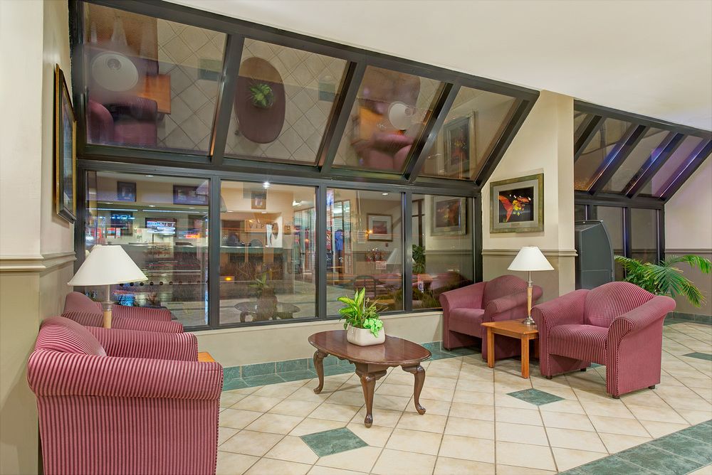 RAMADA BY WYNDHAM NIAGARA FALLS NEAR THE FALLS in Nniagara Falls