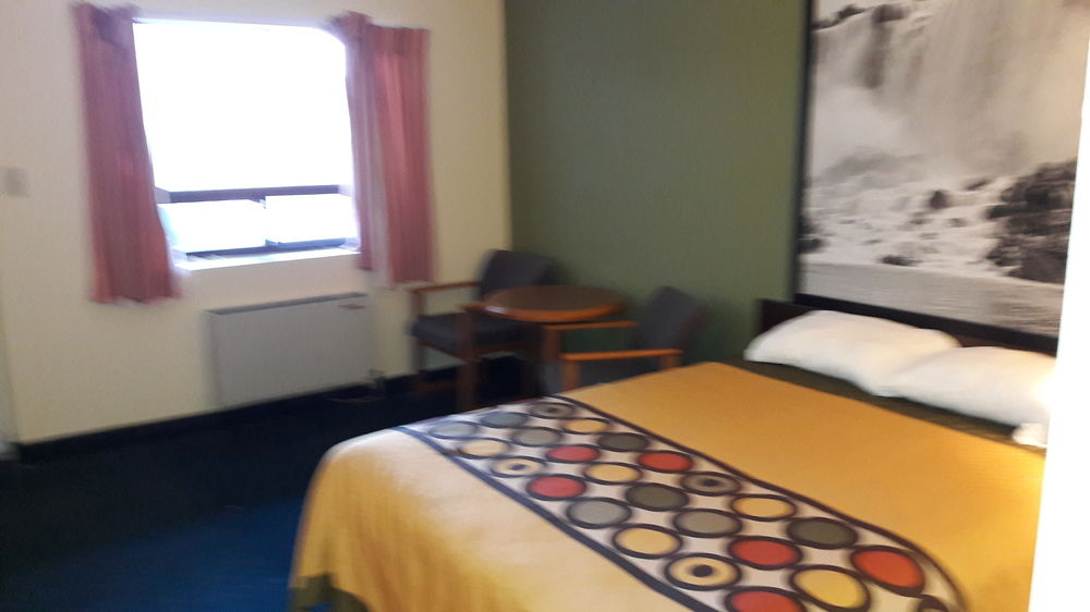 SUPER 8 BY WYNDHAM NIAGARA FALLS NORTH in Nniagara Falls