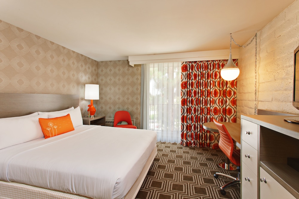 THE BEVERLY GARLAND (EX BEVERLY GARLAND HOLIDAY INN AT UNIVERSAL STUDIOS) in Los Angeles, Ca