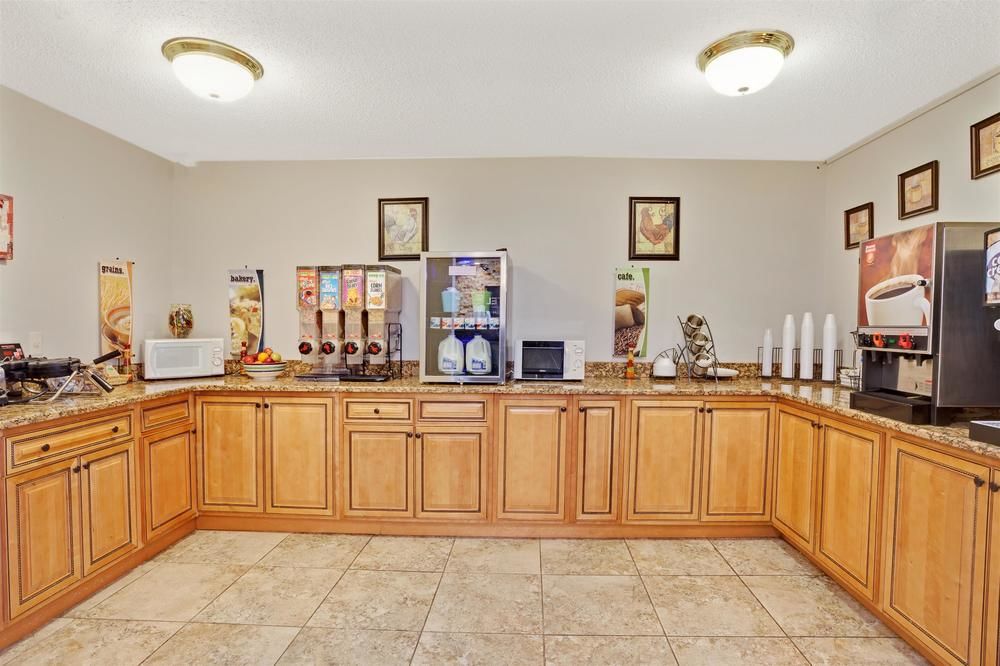 MICROTEL INN & SUITES BY WYNDHAM ROSEVILLE/DETROIT in Roseville-Mi