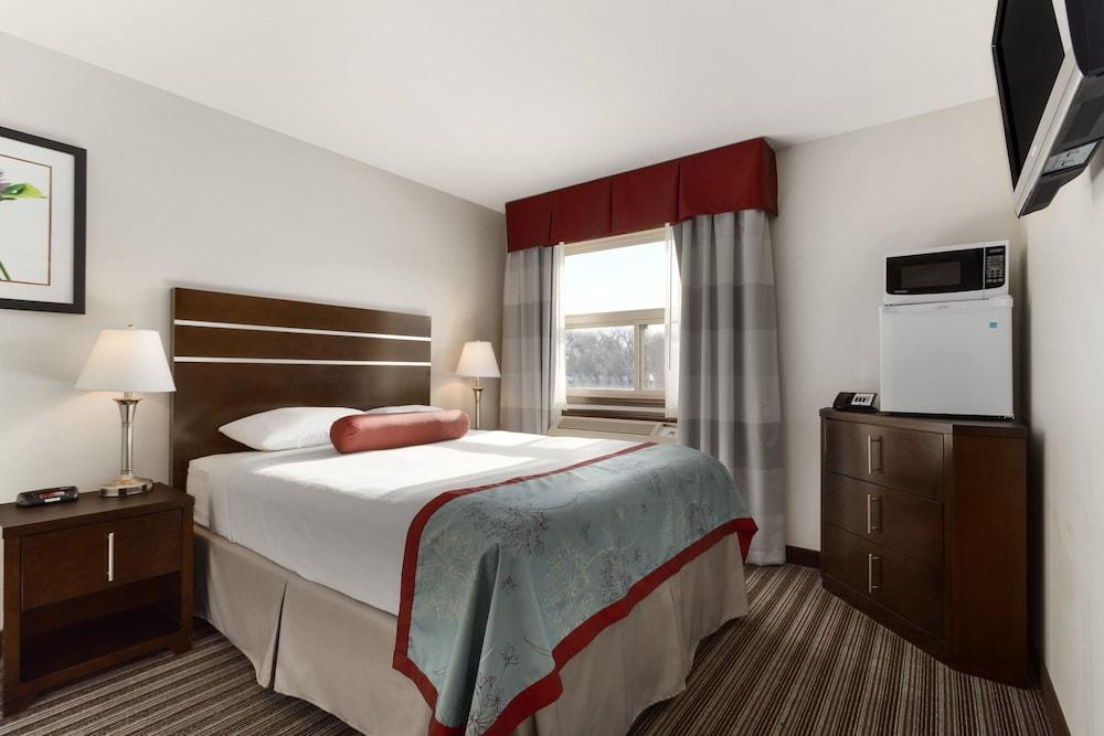SUPER 8 BY WYNDHAM SASKATOON NEAR DOWNTOWN in Saskatoon, Sk