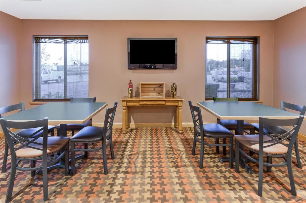 SUPER 8 BY WYNDHAM CLOVERDALE in Cloverdale, In