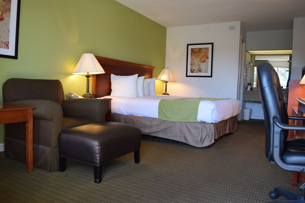Ramada by Wyndham Savannah Gateway in Savannah