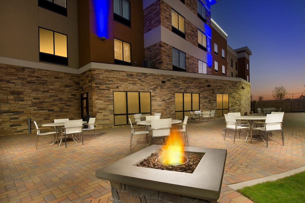 HOLIDAY INN EXPRESS & SUITES WACO SOUTH in Waco, Tx