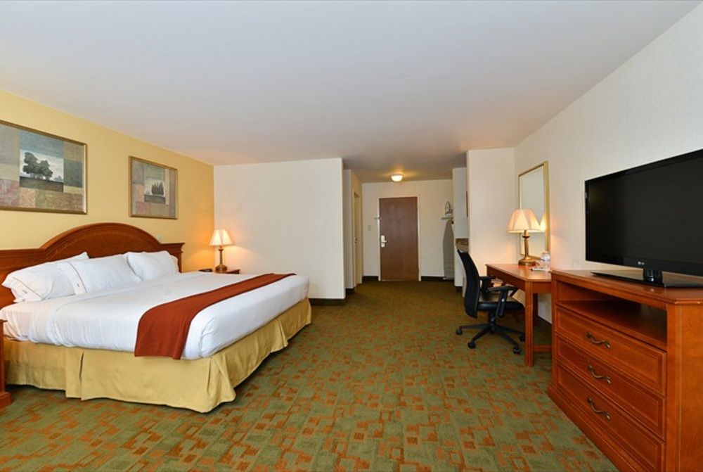 HOLIDAY INN EXPRESS & SUITES PETERSBURG/DINWIDDIE in Petersburg, Va