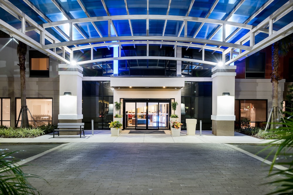 HOLIDAY INN EXPRESS & SUITES LAKELAND SOUTH in Lakeland, Fl