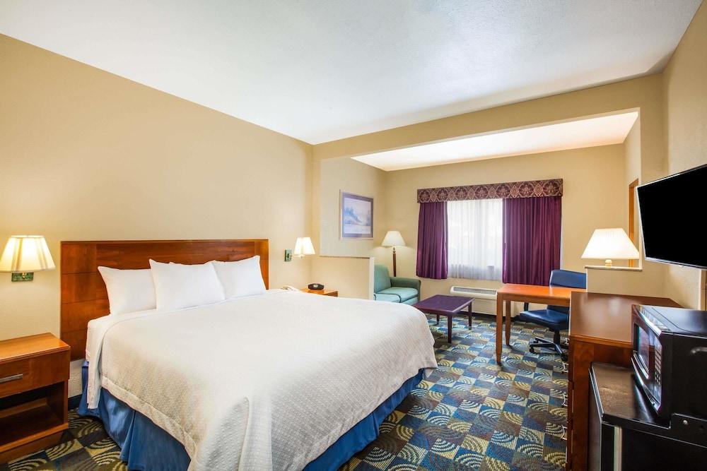 Days Inn &Suites by Wyndham Corpus Christi Central in Corpus Christi