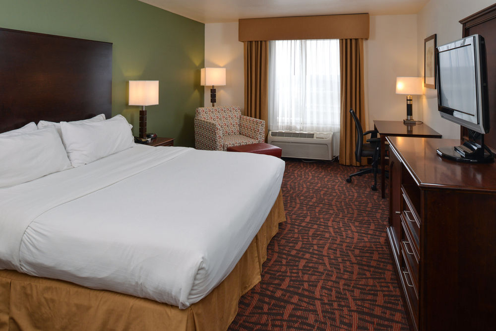 HOLIDAY INN EXPRESS & SUITES CHERRY HILLS in Omaha, Ne