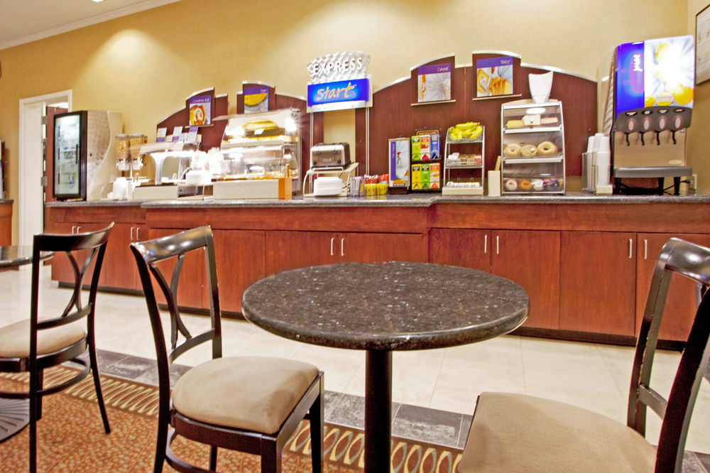HOLIDAY INN EXPRESS HOTEL & SUITES COLUMBUS AT NORTHLAKE in Columbus, Ga