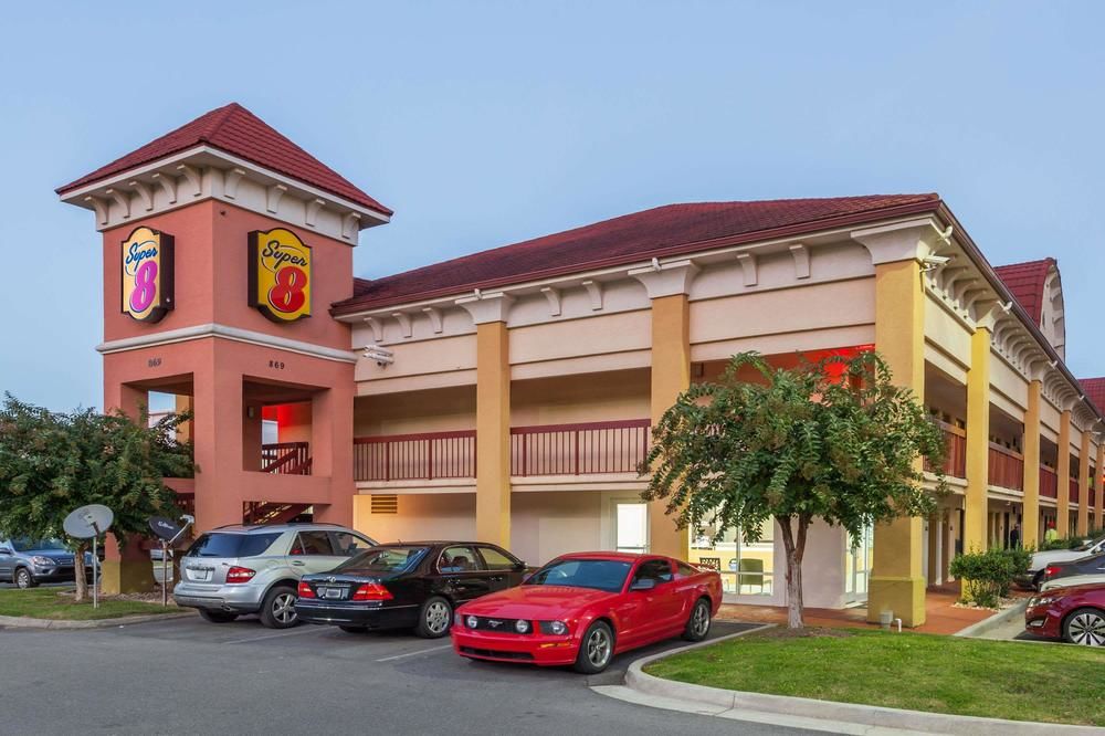 Super 8 by Wyndham Dalton/Convention Center Area in Dalton, Ga