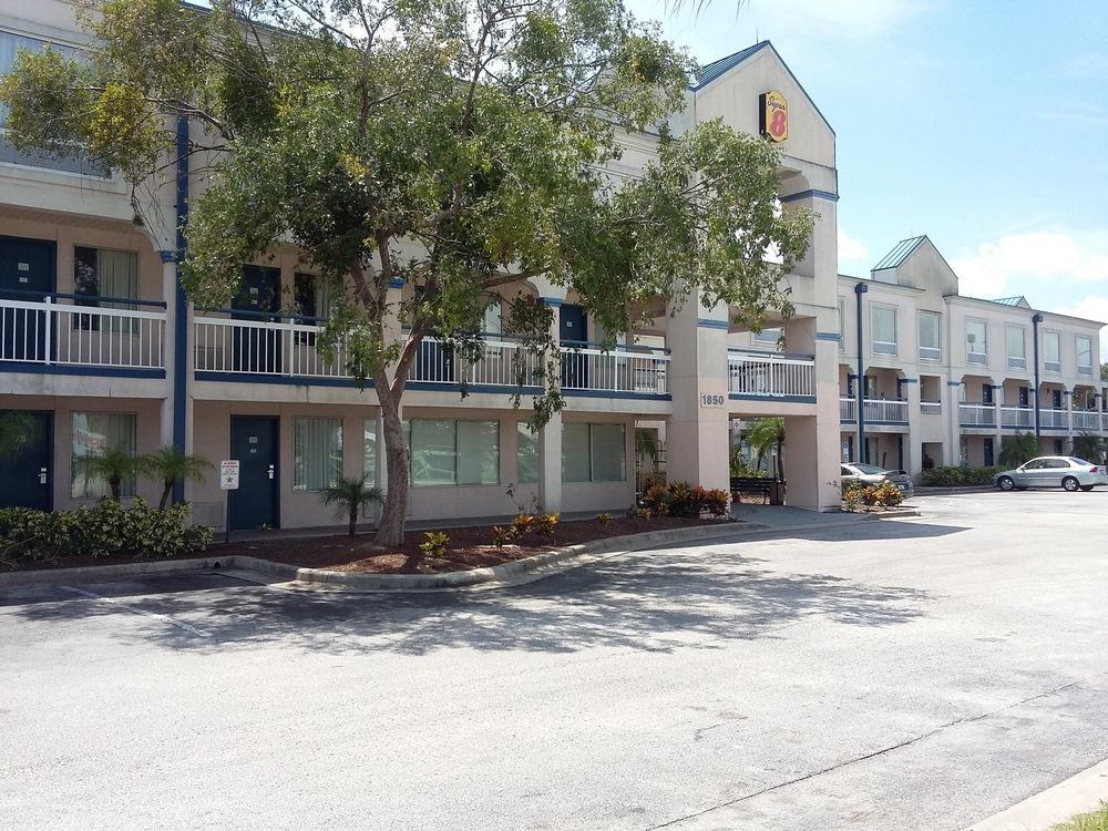 Super 8 by Wyndham Orlando Near Florida Mall in Orlando
