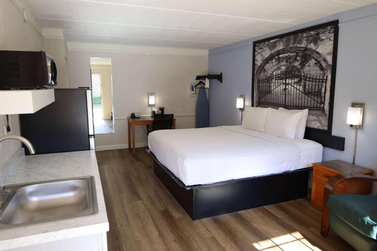 Super 8 by Wyndham Austin South / I-35 in Austin, Tx