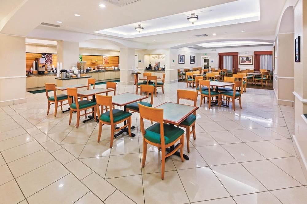 La Quinta Inn & Suites by Wyndham Arlington North 6 Flags Dr in Arlington-Tx (Us)
