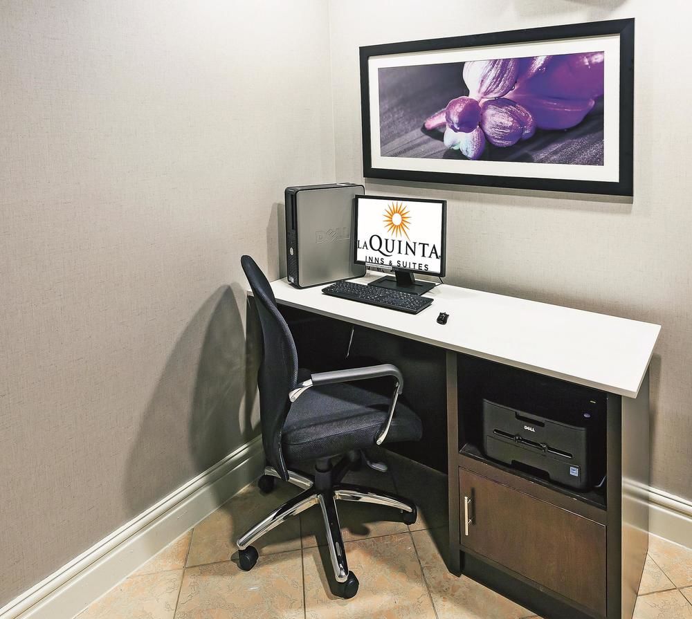 La Quinta Inn & Suites by Wyndham Dallas - Addison Galleria in Dallas, Tx