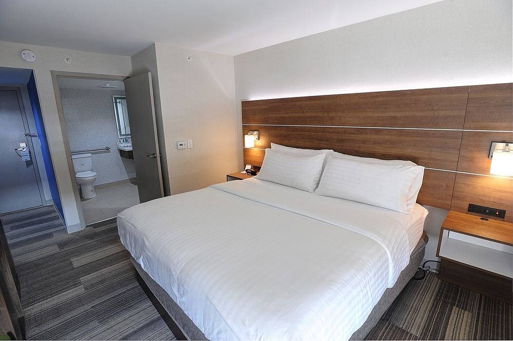 Holiday Inn Express & Suites Toronto Airport West by IHG in Mississauga