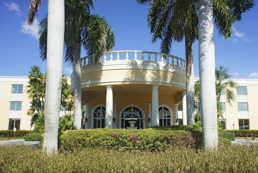 La Quinta Inn & Suites by Wyndham Naples Downtown in Naples