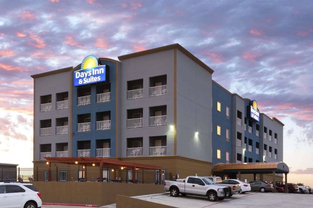 Days Inn &Suites by Wyndham Galveston West/Seawall in Galveston, Tx