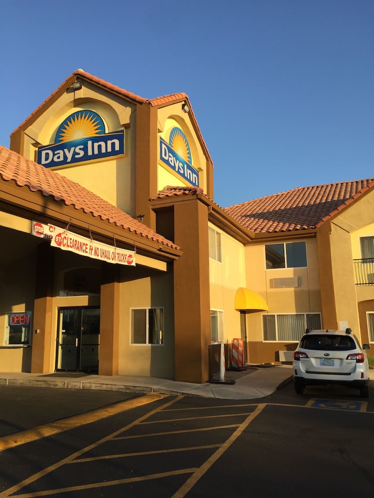 Days Inn by Wyndham Phoenix North in Phoenix, Az