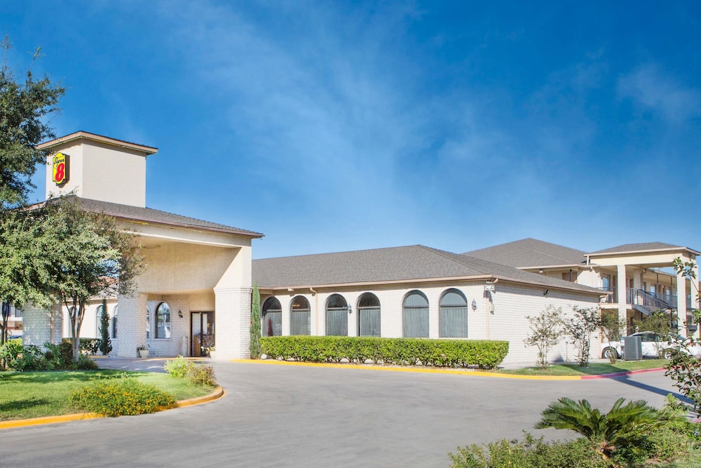 Super 8 by Wyndham San Antonio at I-10 in San Antonio,Tx