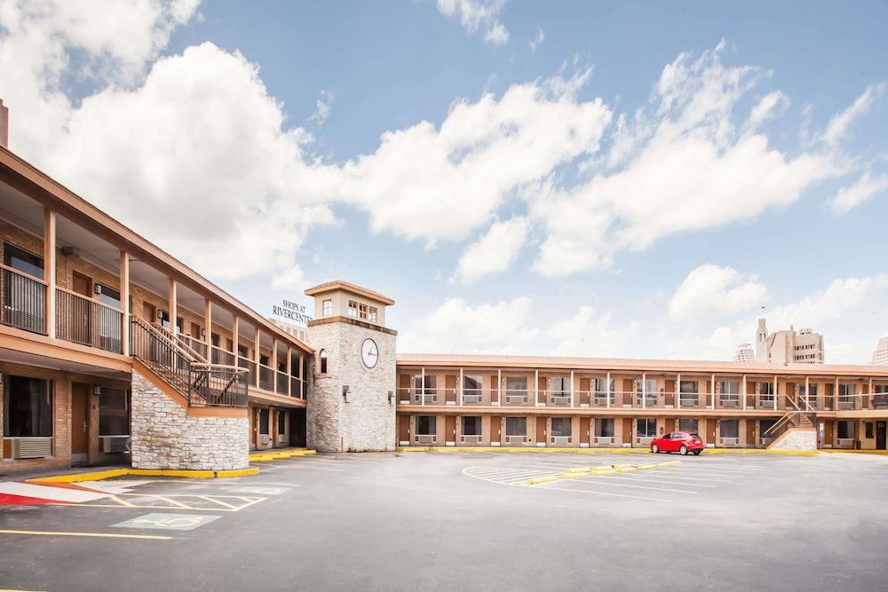 Days Inn by Wyndham San Antonio Alamo/Riverwalk in San Antonio,Tx