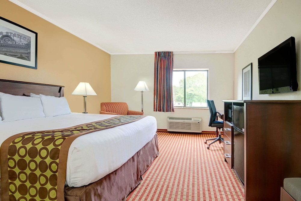 Days Inn & Suites by Wyndham Kansas City South in Kansas City, Mo
