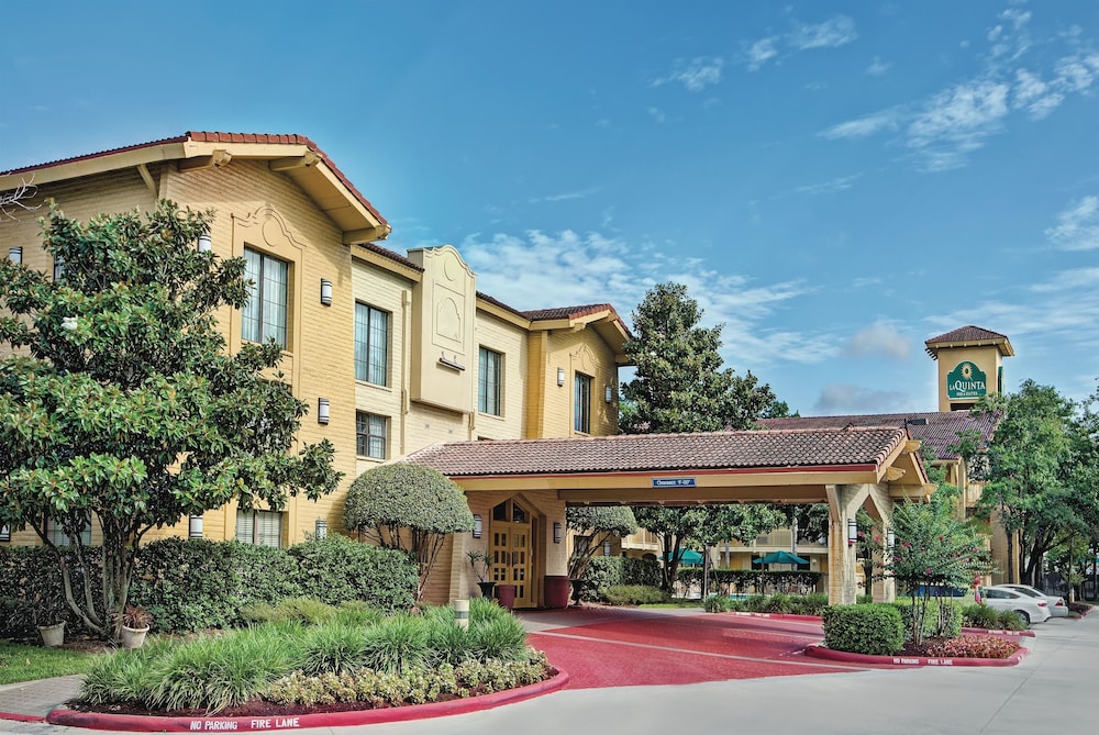 Super 8 by Wyndham The Woodlands North in Shenandoah, Tx