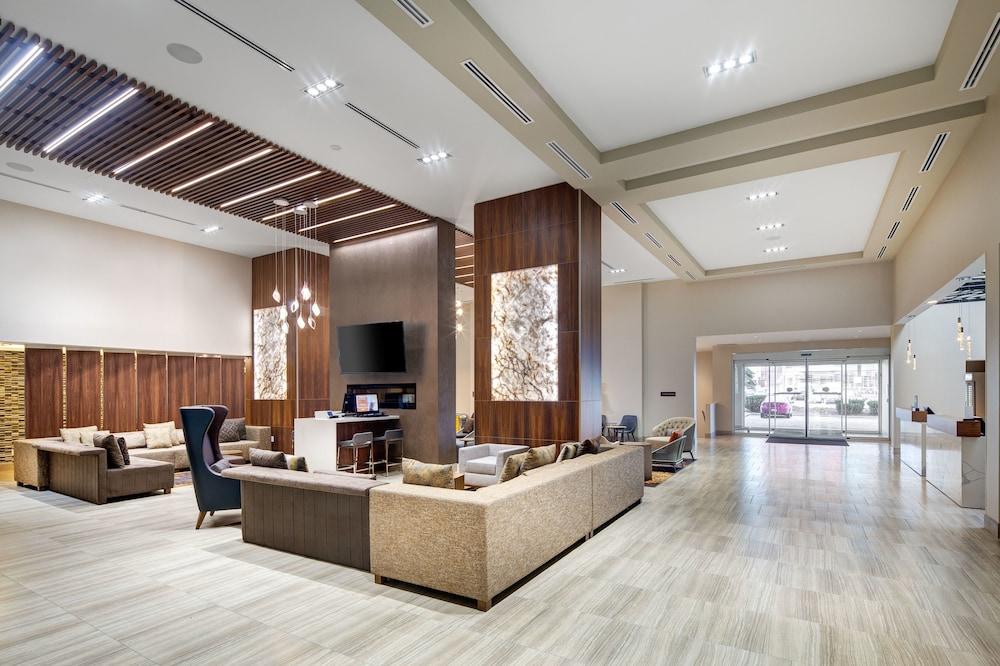 DOUBLETREE BY HILTON TORONTO AIRPORT in Toronto