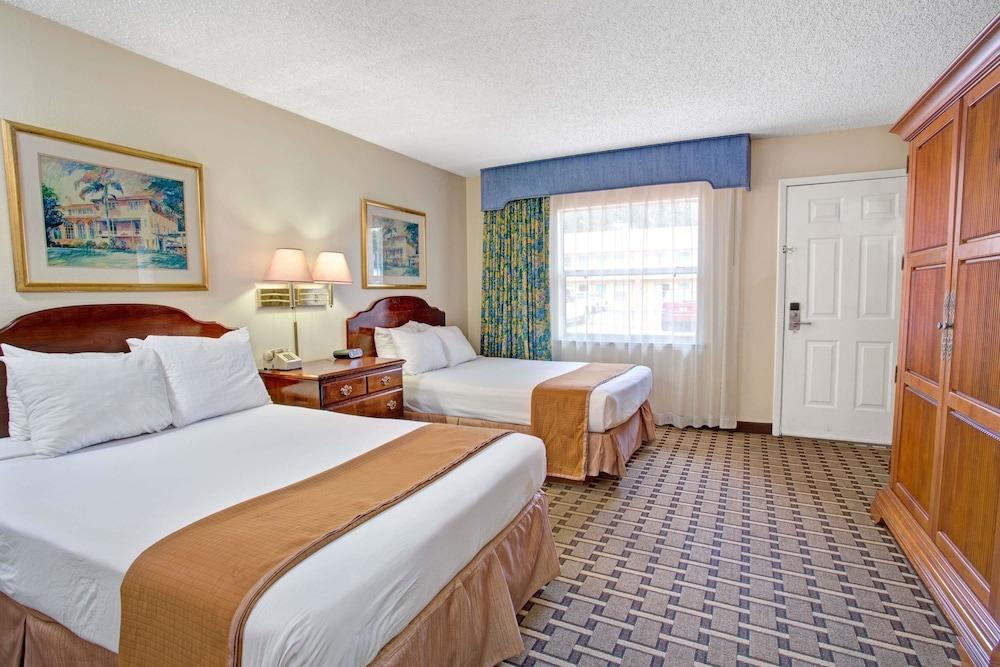 HOWARD JOHNSON BY WYNDHAM LAKE FRONT PARKKISSIMMEE in Kissimmee, Fl
