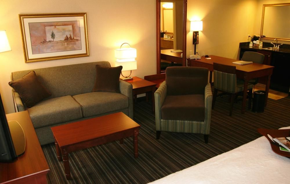 Hampton Inn & Suites by Hilton Toronto Airport in Mississauga