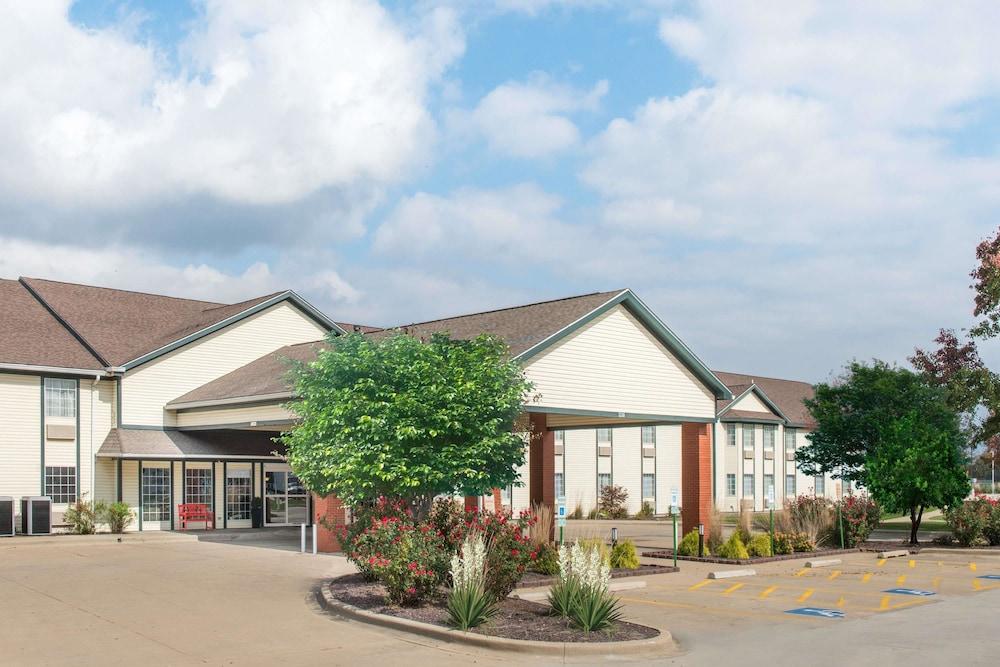 RAMADA BY WYNDHAM SPRINGFIELD NORTH in Springfield, Il