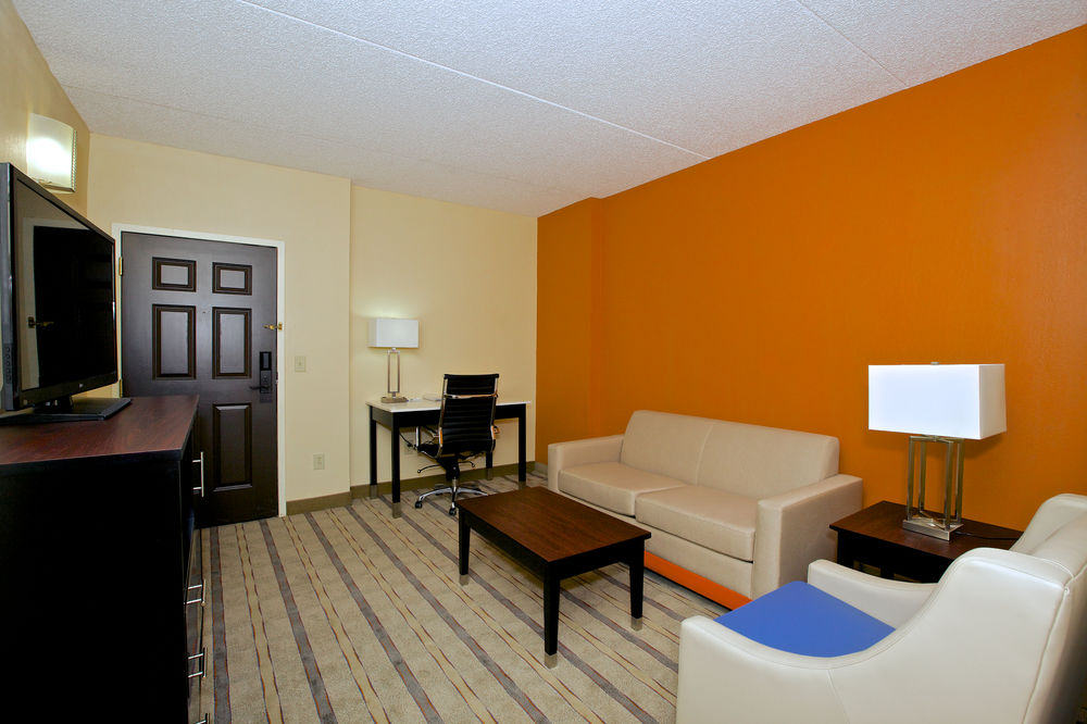 HOLIDAY INN EXPRESS AND SUITES DULUTH MALL AREA in Duluth, Ga