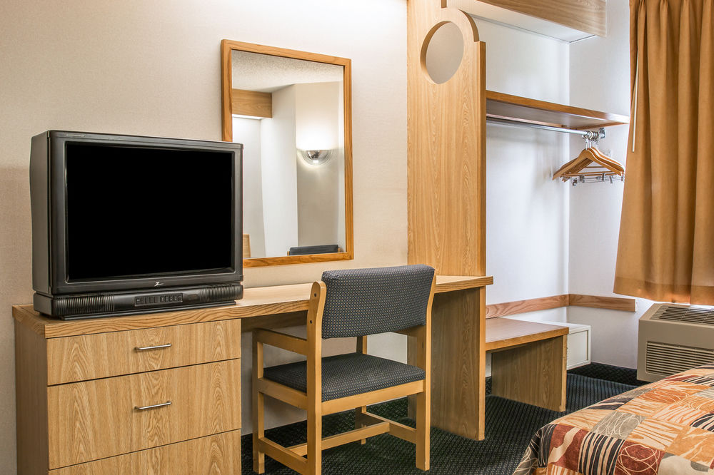 Days Inn by Wyndham Flint / Bishop International Airport in Flint, Mi