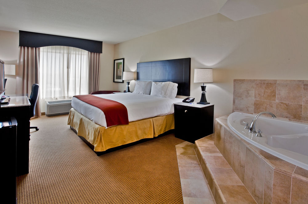 HOLIDAY INN EXPRESS & SUITES INTERNATIONAL DRIVE in Orlando