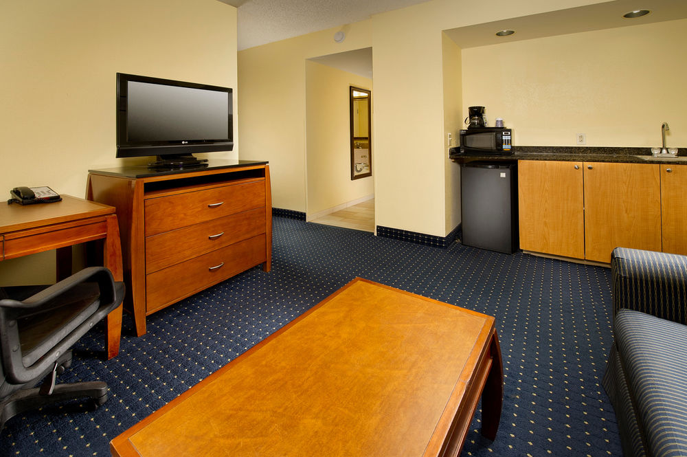 HOLIDAY INN EXPRESS MIAMI AIRPORT DORAL AREA in Doral, Fl