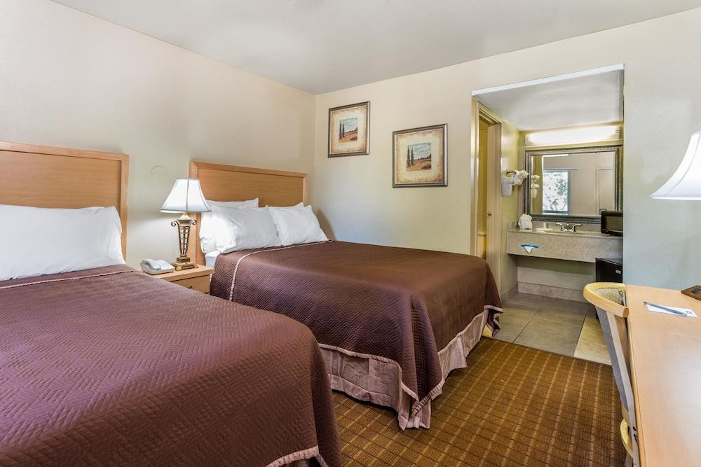 TRAVELODGE BY WYNDHAM RIVIERA BEACH/WEST PALM in West Palm Beach