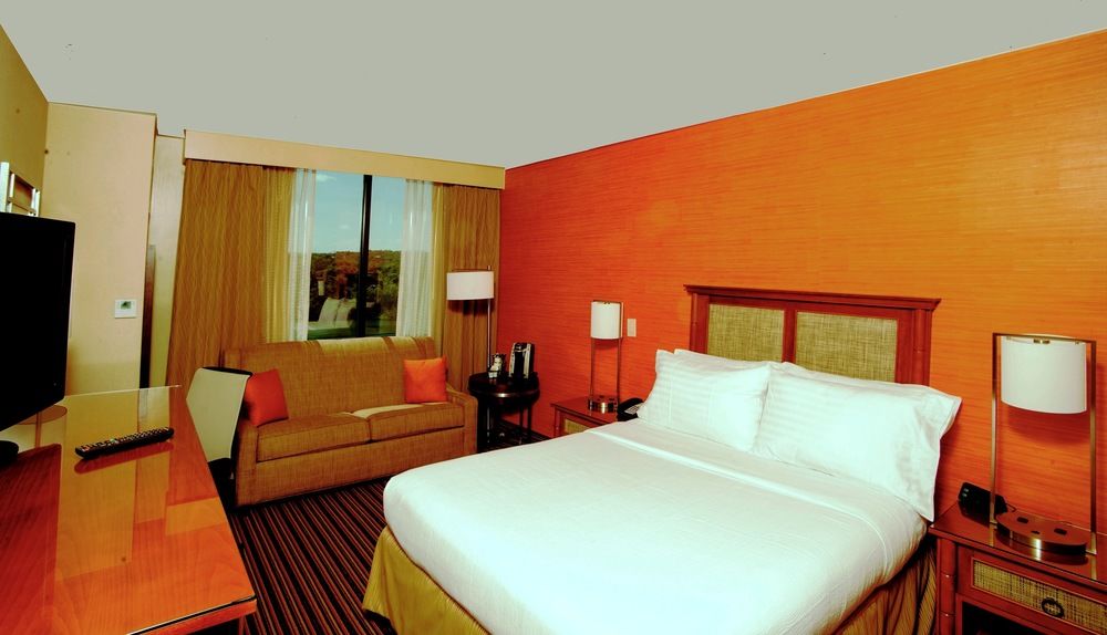 HOLIDAY INN AUSTIN-TOWN LAKE in Austin, Tx
