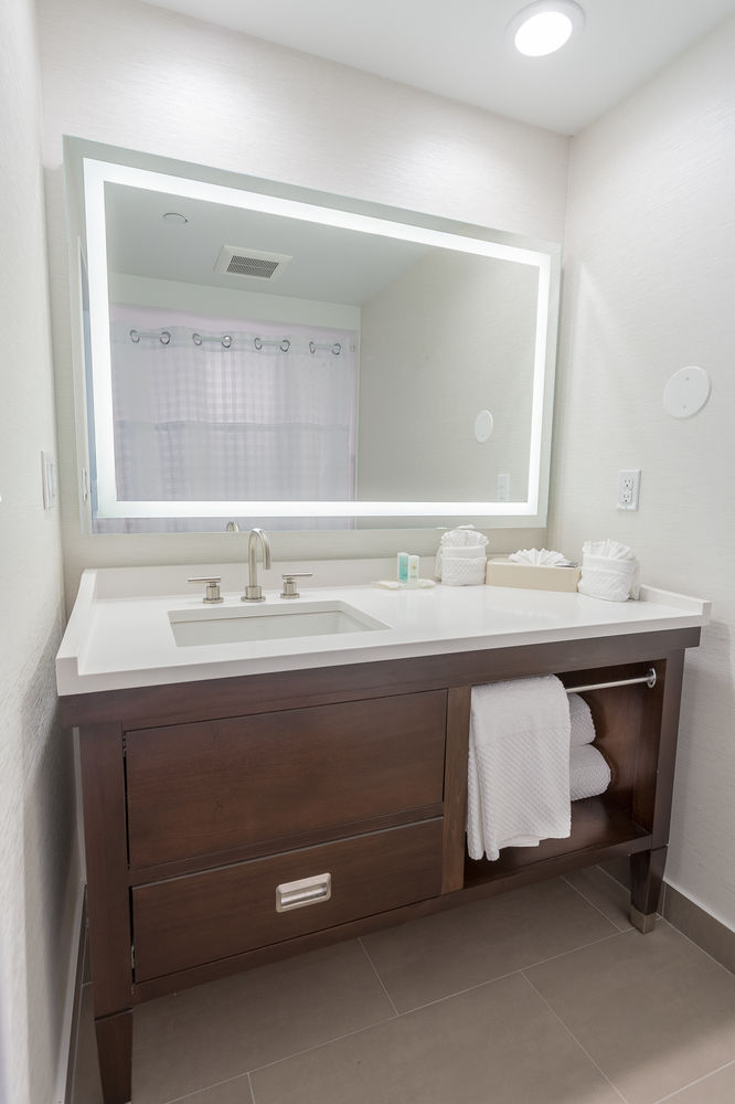DOUBLETREE BY HILTON HOTEL NANUET in Nanuet, Ny
