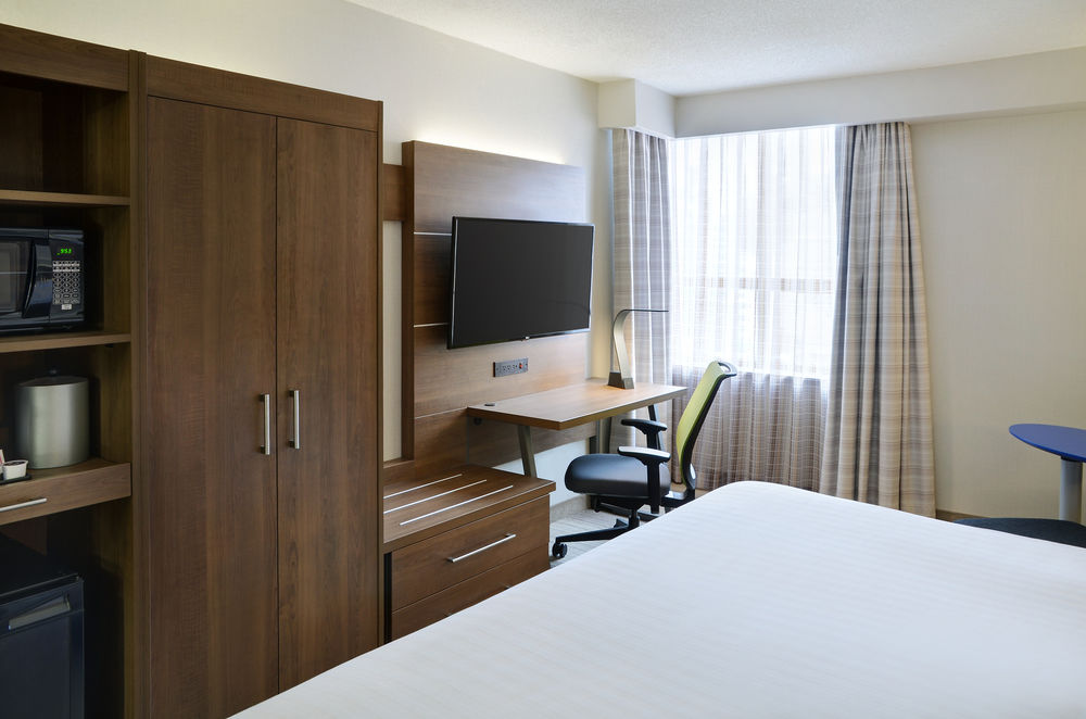 Holiday Inn Express Toronto Downtown in Toronto