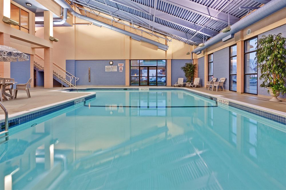 Holiday Inn Express Suites Mississauga Toronto SW in Toronto
