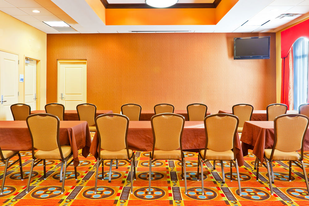 HOLIDAY INN EXPRESS & SUITES OPRYLAND in Nashville,Tn