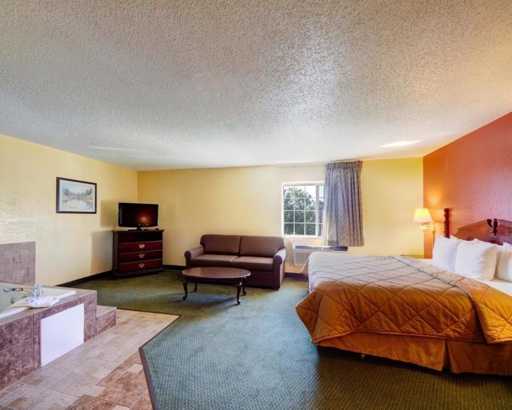 DAYS INN & SUITES BY WYNDHAM TULSA AIRPORT in Tulsa, Ok