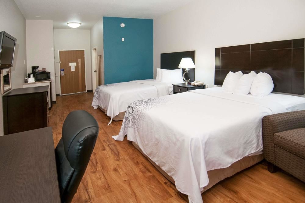 Days Inn & Suites by Wyndham San Antonio near Frost Bank Ctr in San Antonio,Tx