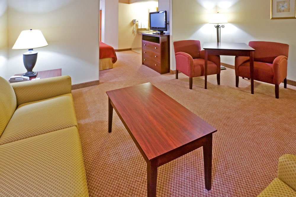 HOLIDAY INN EXPRESS & SUITES IRVING CONV CTR LAS COLINAS in Irving
