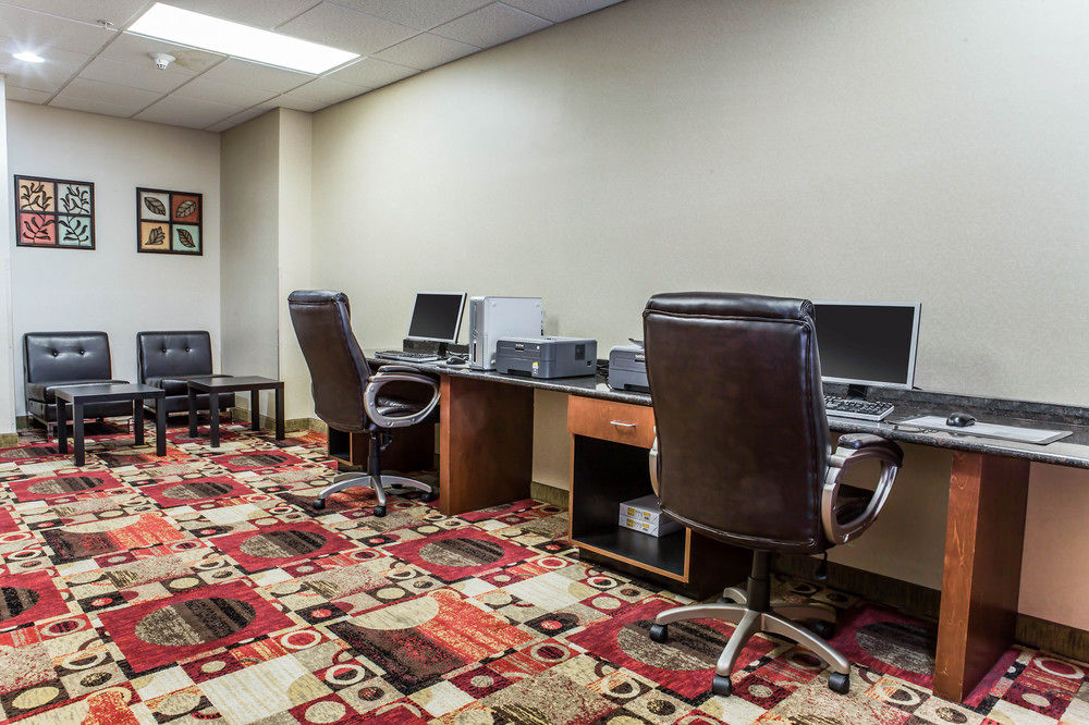 Fairfield Inn & Suites By Marriott Greensboro Coli in Greensboro, Nc