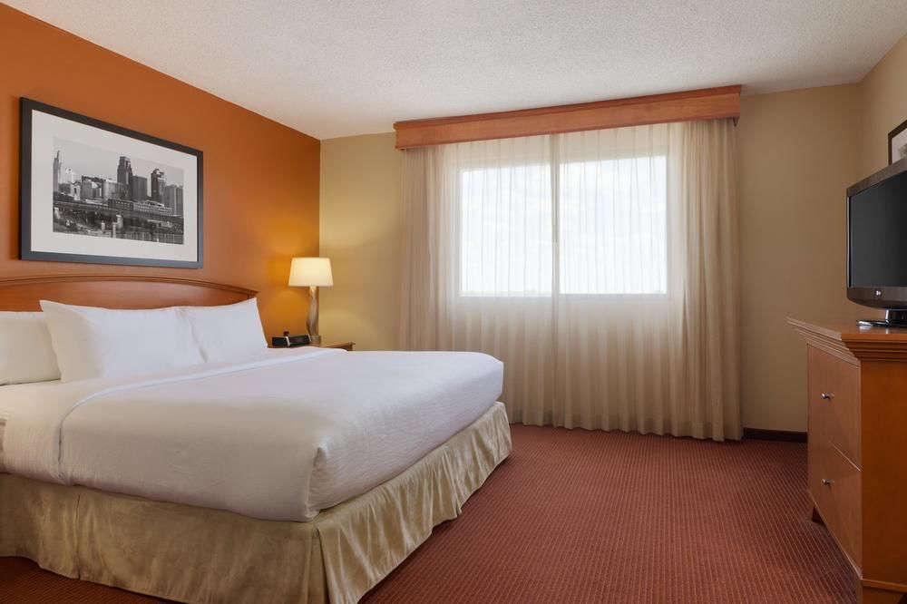 Embassy Suites by Hilton Kansas City International Airport in Kansas City, Mo