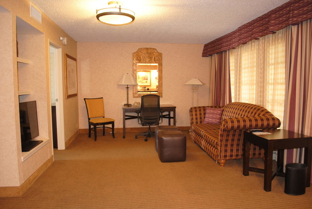 Embassy Suites by Hilton Kansas City Plaza in Kansas City, Mo
