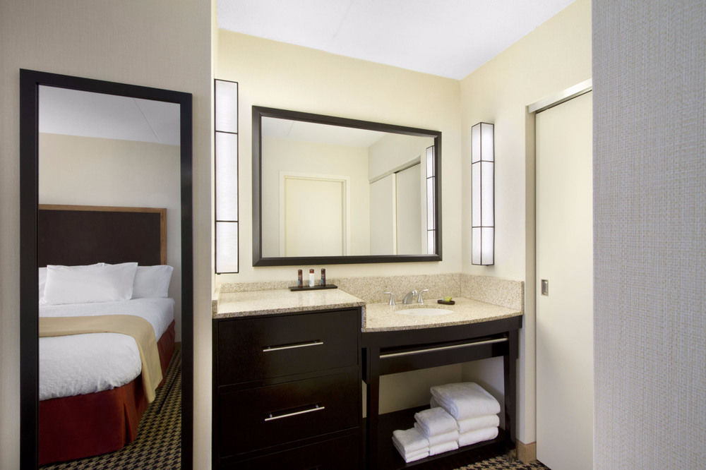Embassy Suites by Hilton Detroit Metro Airport in Romulus, Mi