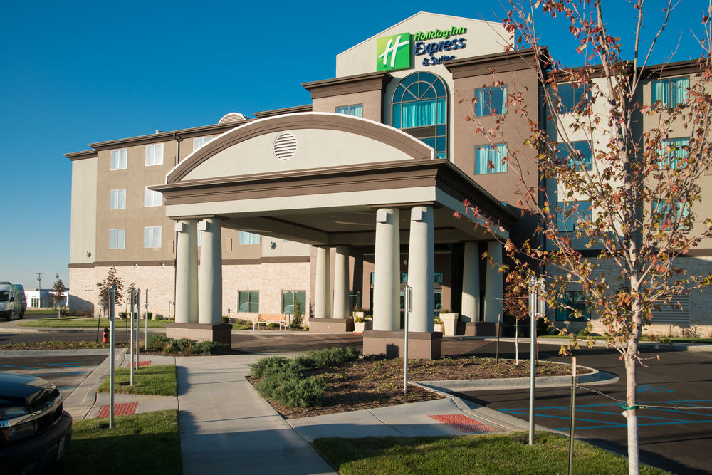 HOLIDAY INN EXPRESS & SUITES KANSAS CITY AIRPORT in Kansas City, Mo
