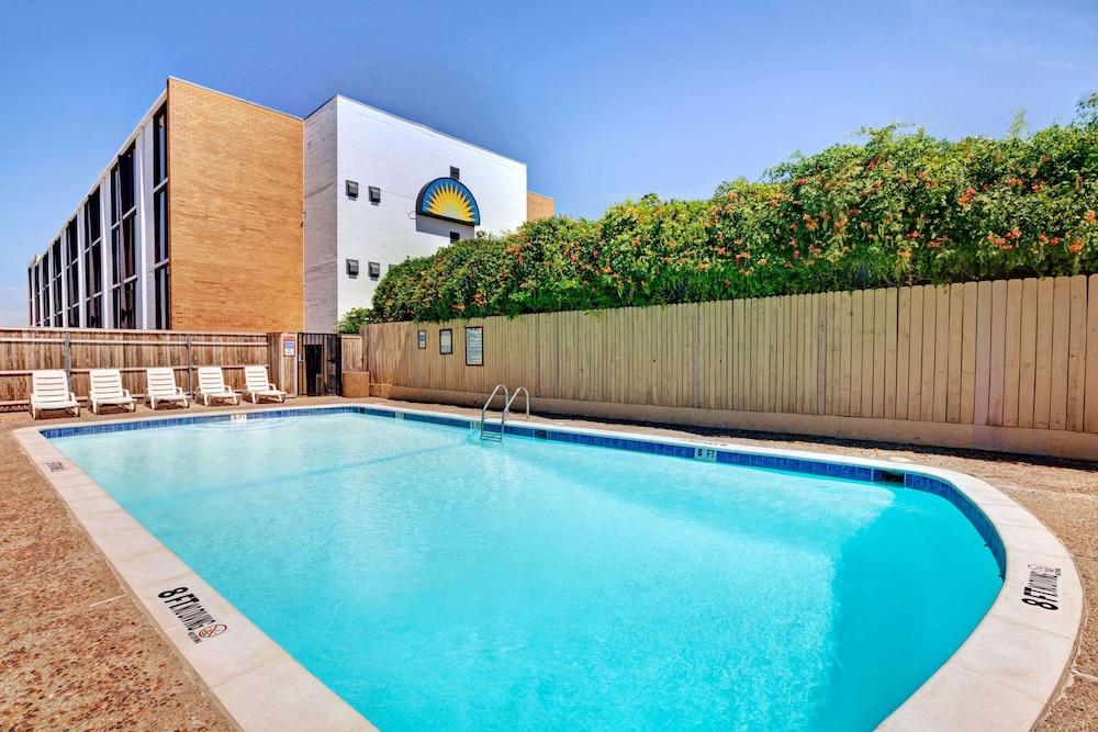 DAYS INN BY WYNDHAM ARLINGTON SIX FLAGS/AT&T STADI in Arlington-Tx (Us)