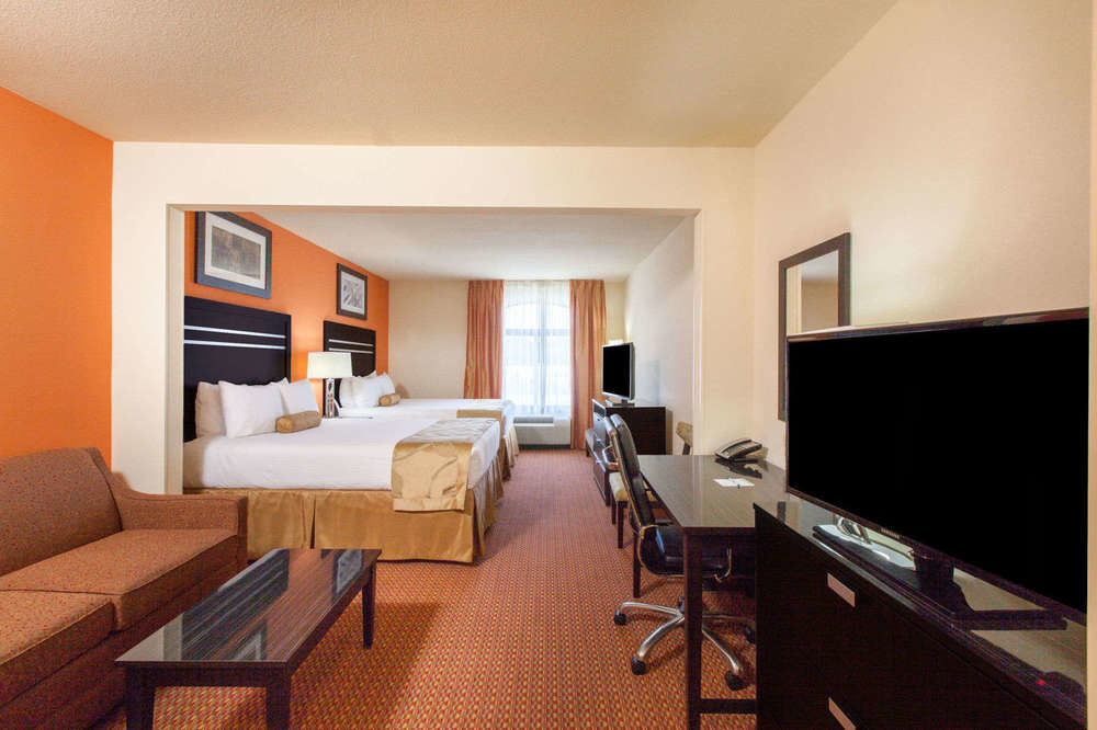 La Quinta Inn & Suites by Wyndham Tulsa Midtown in Tulsa, Ok